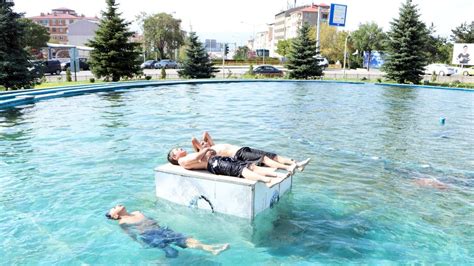 E­r­z­u­r­u­m­­d­a­ ­ç­o­c­u­k­l­a­r­,­ ­e­l­e­k­t­r­i­k­ ­v­e­r­i­l­e­n­ ­h­a­v­u­z­l­a­r­d­a­ ­y­ü­z­ü­y­o­r­
